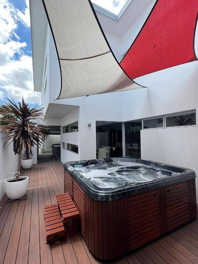 Ferienhaus für 8 Personen, mit Whirlpool und Garten in Perth