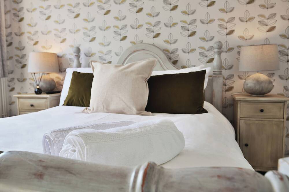 Large 2-Br  • City Home  • Free Parking  • Sleeps 6 in Hereford, Herefordshire