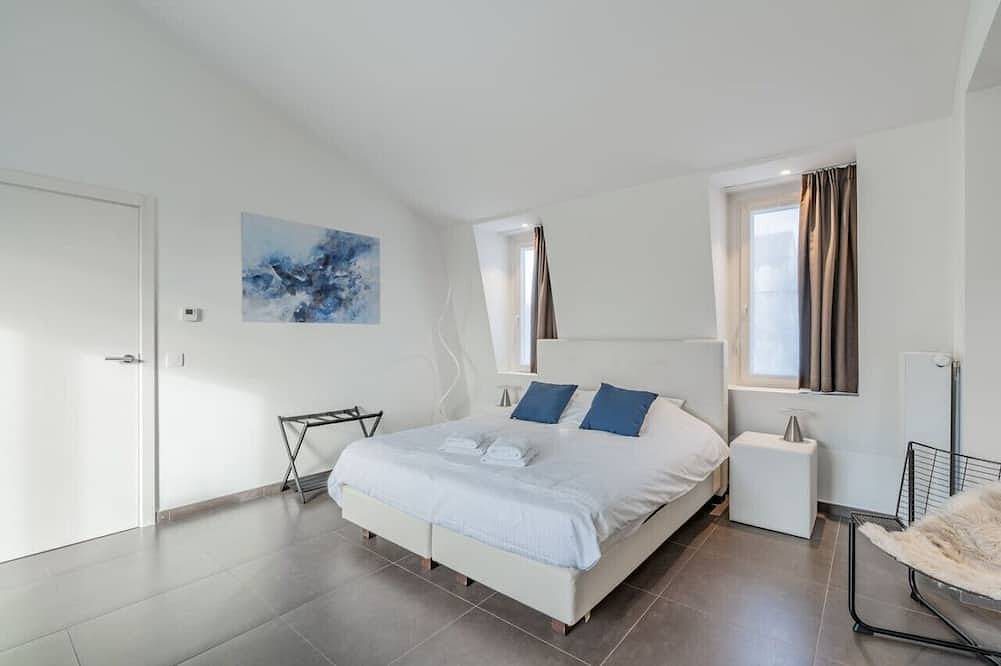 Entire apartment, Luxury two-room suite with balcony near city center in Bruges, West Flanders