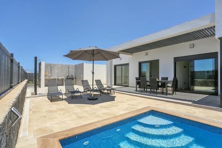 Ferienhaus für 6 Personen, mit Terrasse und Garten sowie Pool und Ausblick