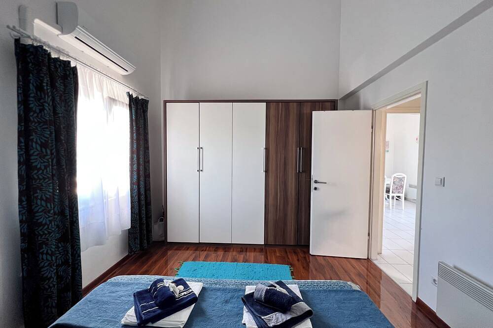 Ganze Wohnung, Penthouse with large terrace 50 m from the beach: an oasis of peace and beauty. in Necujam, Solta