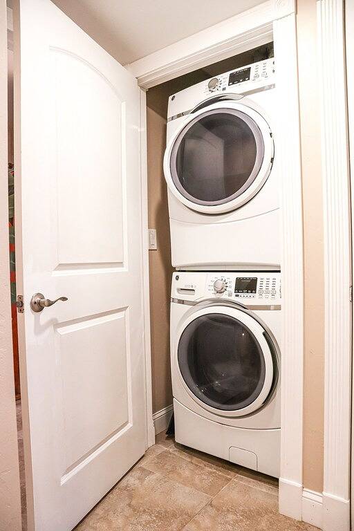 Funky Mini Golf Home filled with Amenities in Gainesville, Alachua County