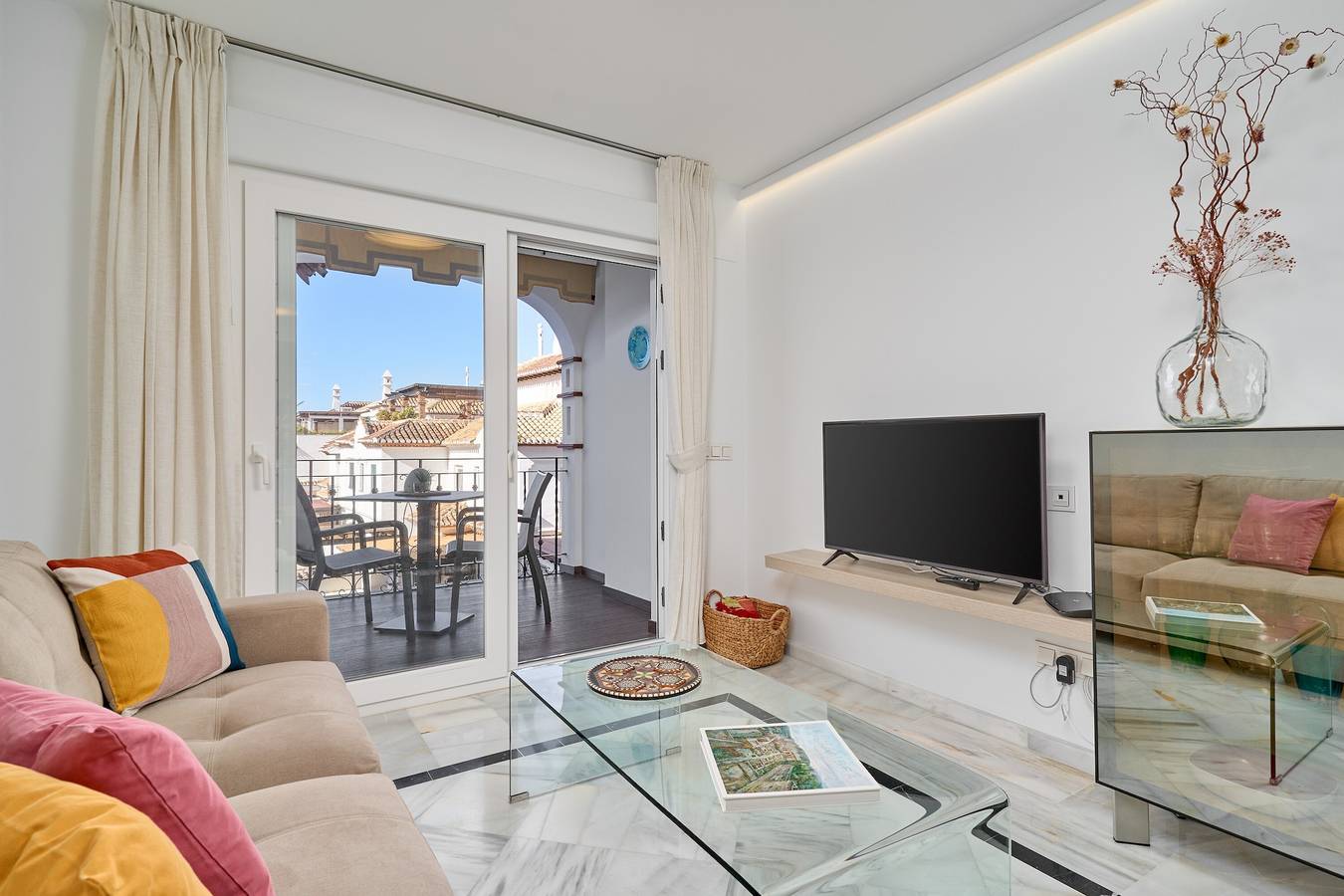 Apartamento entero, "Casa de la playa Alto Realengo" cerca de la playa con terraza privada, A/C y Wi-Fi in La Herradura, Almuñecar