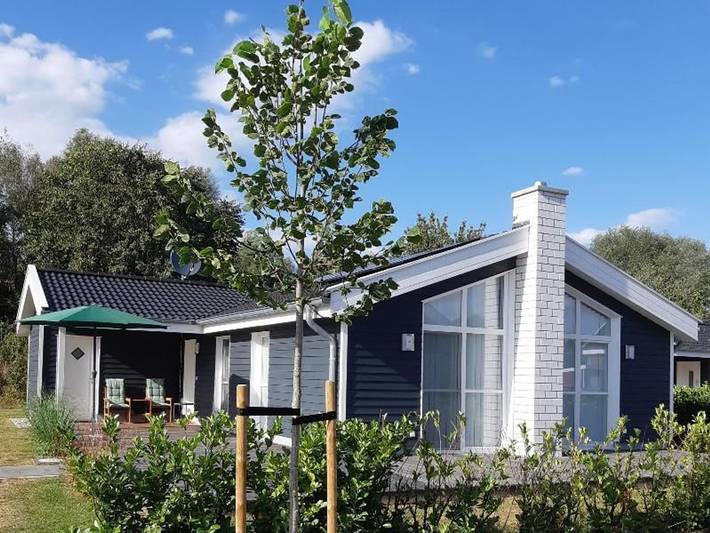 Bungalow für 4 Personen, mit Terrasse und Whirlpool sowie Garten und Sauna