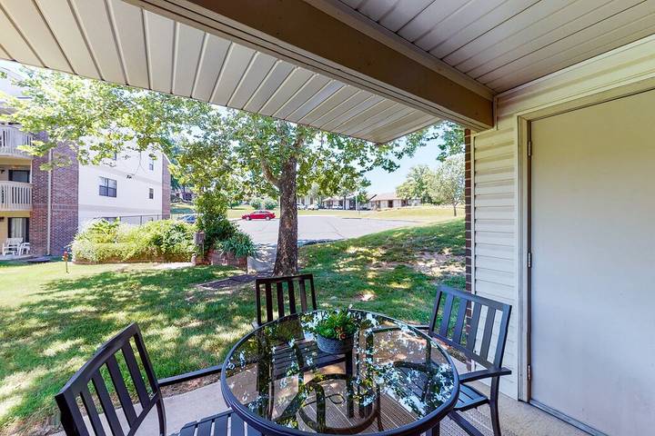 Vacation apartment for 8 people, with hot tub and pool as well as yard and terrace in Missouri