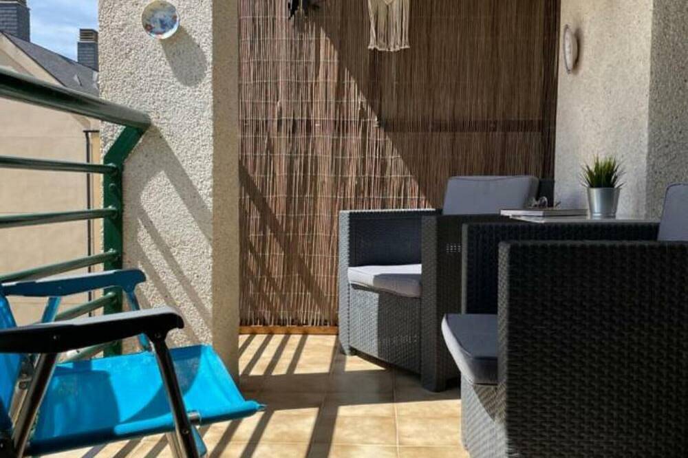 Entire apartment, Cozy 2-Bed Apt in Jaca with Terrace and Parking, 10 min Walk to Center in Jaca, Spanish Pyrenees