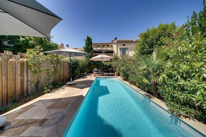 Gîte pour 4 personnes, avec piscine ainsi que jardin et balcon à Castillon-la-Bataille