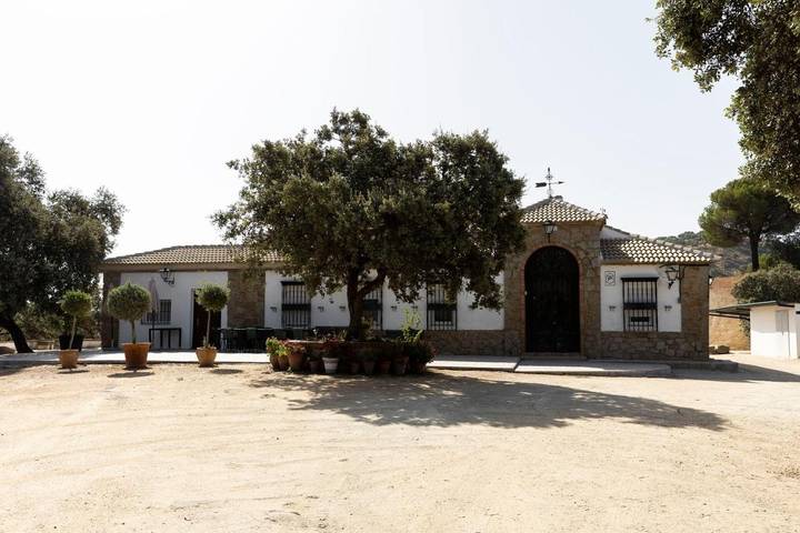 Casa rural para 16 personas, con Balcón y Terraza además de Jardín y Piscina en Arjona