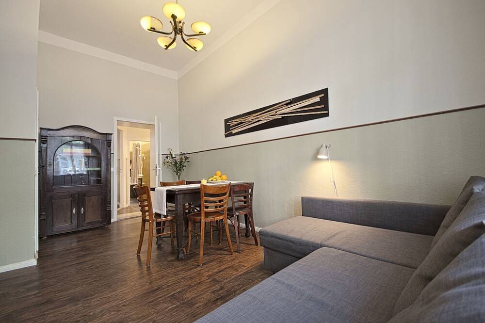 Ganze Wohnung, Altbauwohnung mit zwei Bädern in ruhiger Seitenstraße in Prenzlauer Berg in Prenzlauer Berg Berlin, Berlin