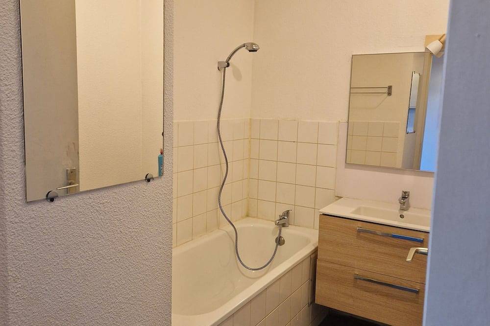 Entire apartment, Studio gare de Dole jura in Dole, Jura