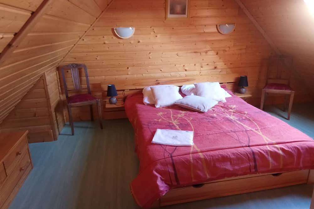 Chalet 3 chambres, 7 personnes, très grand terrain, calme et verdure. in Chapdes-Beaufort, Parc naturel régional des Volcans d'Auvergne