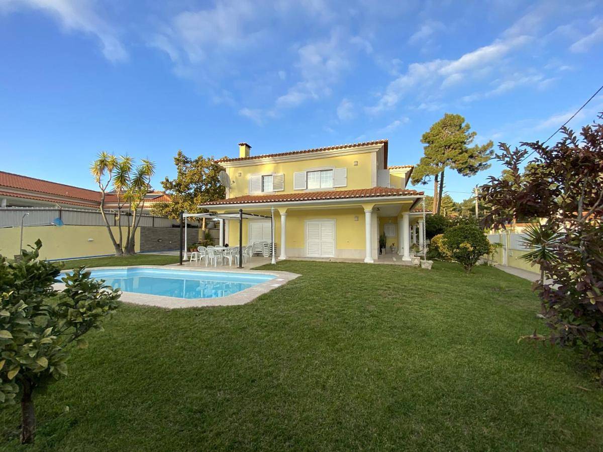 Seven-Bedroom House in Aroeira, Corroios