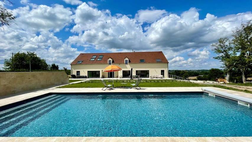 Gîte pour 4 personnes, avec jardin et piscine ainsi que vue et terrasse dans Vaumas