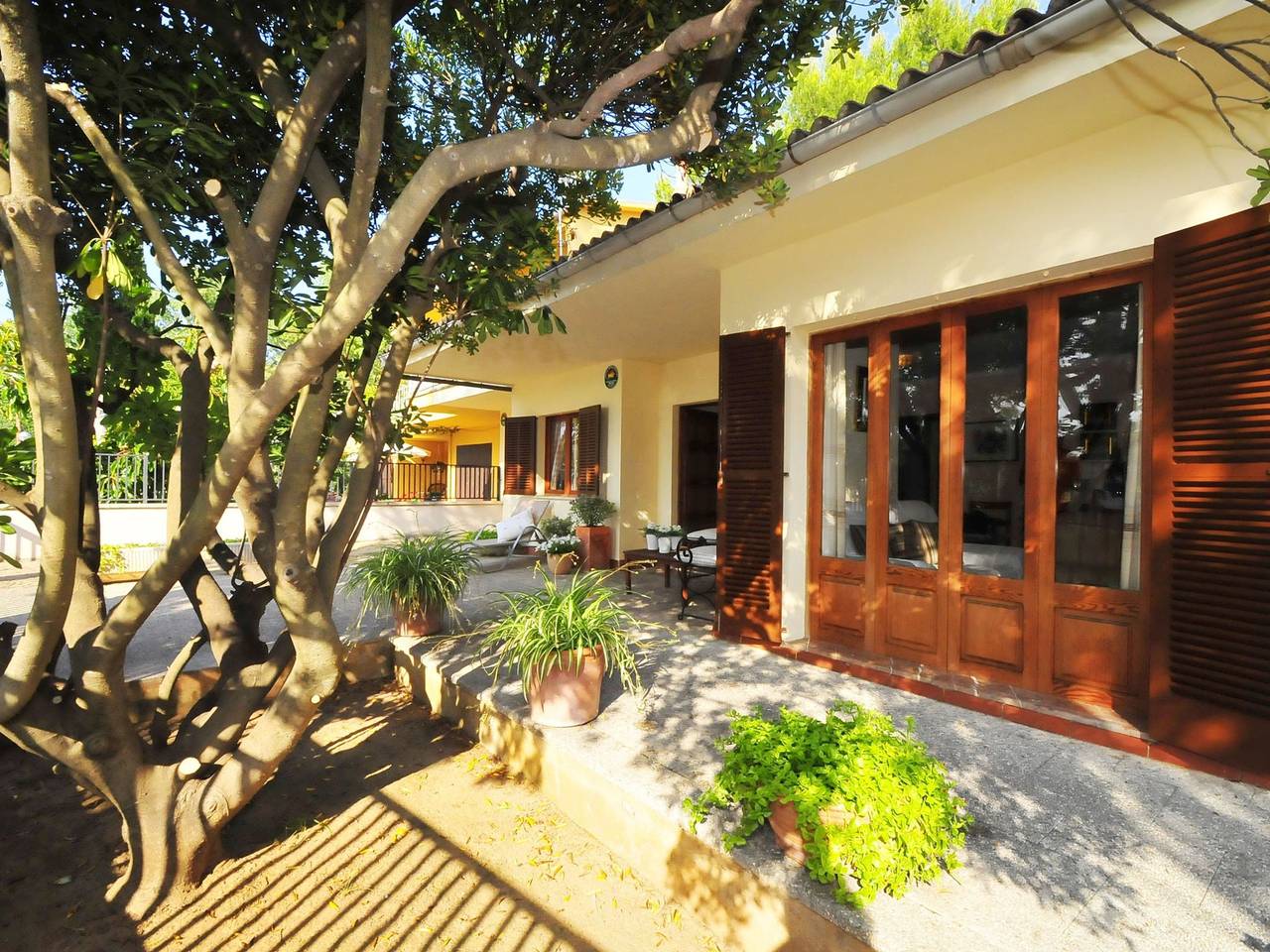 Well maintained house with garden 100m from the beach, patio, Bbq and wifi in Playa de Alcúdia, Alcúdia