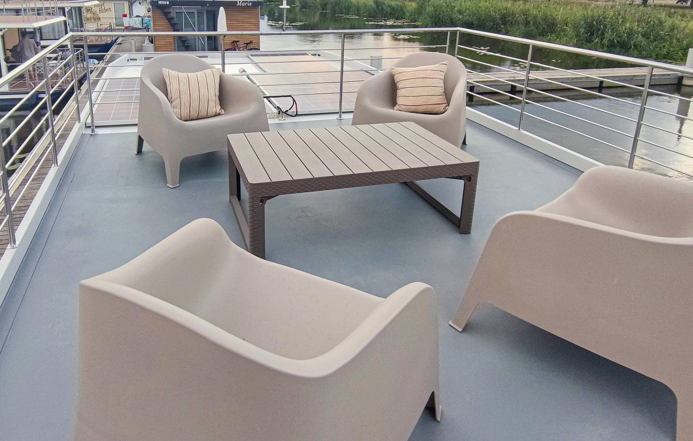 Hausboot am Flussufer mit Terrasse, Parkplatz und Angelmöglichkeiten in Pritzerbe, Havelsee