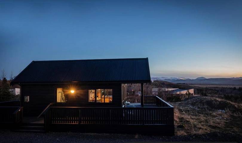 Location de vacances pour 4 personnes, avec jardin ainsi que terrasse et jacuzzi, adapté aux familles à Mosfellsbær
