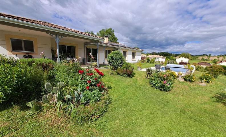 Gîte pour 10 personnes, avec terrasse ainsi que piscine et vue à Camburat