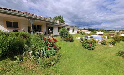 Gîte pour 10 personnes, avec piscine ainsi que terrasse et vue à Camburat
