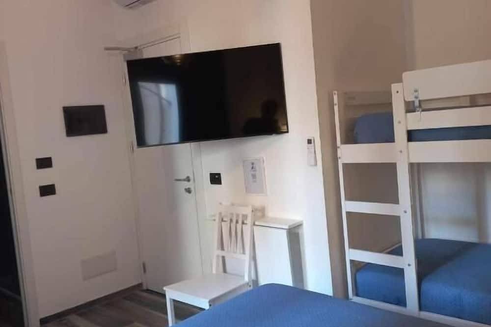 Vento di Mare Rooms, camera da 2 a 4 posti sul mare, in pieno centro in Marina di Camerota, Camerota