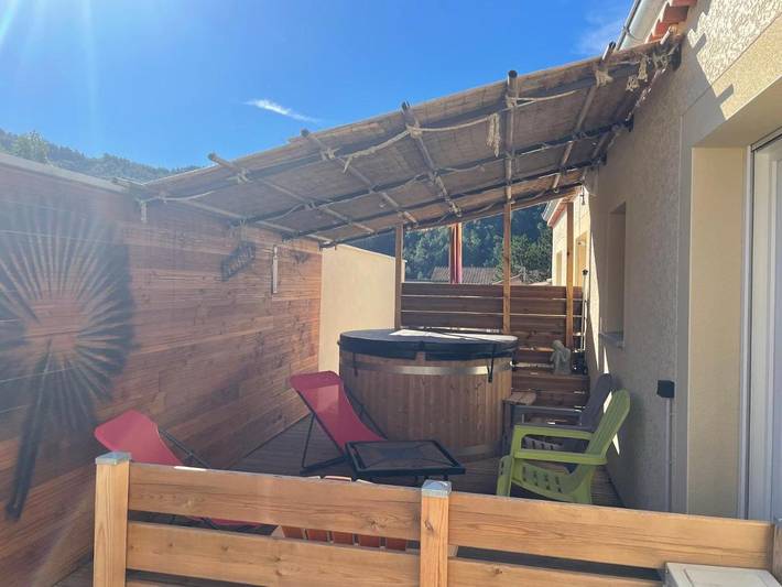 Villa pour 8 personnes, avec Jacuzzi et Terrasse ainsi que Jardin et Piscine