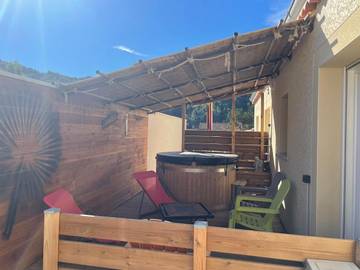 Cottage pour 8 personnes, avec jacuzzi ainsi que piscine et jardin à Les Ollières-sur-Eyrieux