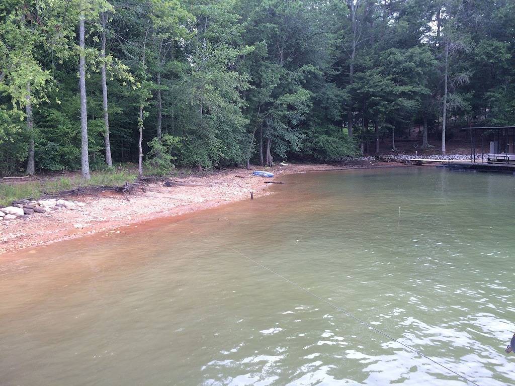Gehobenes Haus mit ebenem Weg zur Bucht, atemberaubender Aussicht und trockenem, tiefem Wasser in Lake Lanier