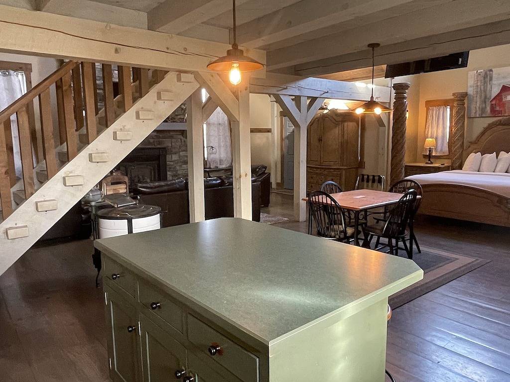 Beautiful Cottage With Seasonal Pool Hot Tub in Holmes County