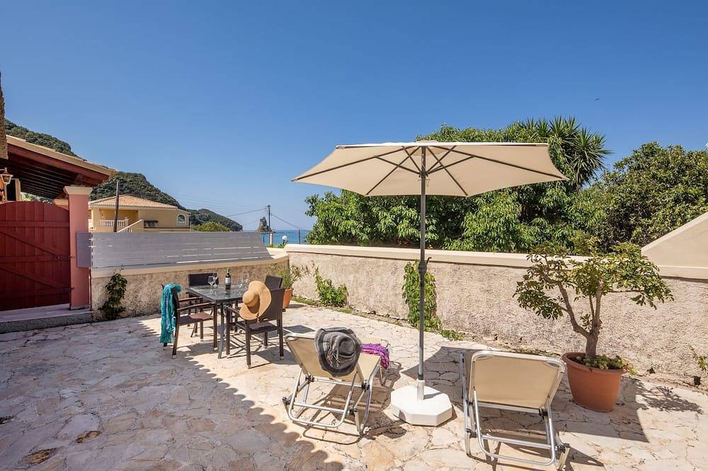 Lovely 2 bedroom cottage just a two minute walk from the beach in Agios Gordios, Korfu