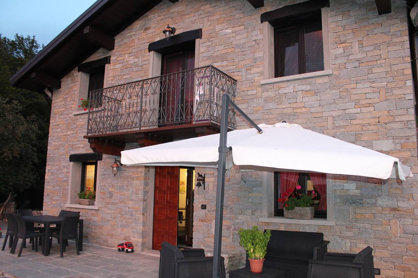 Hütte 'Del Bosco' mit Bergblick, privater Terrasse und Wi-Fi in Laino, Como Provinz