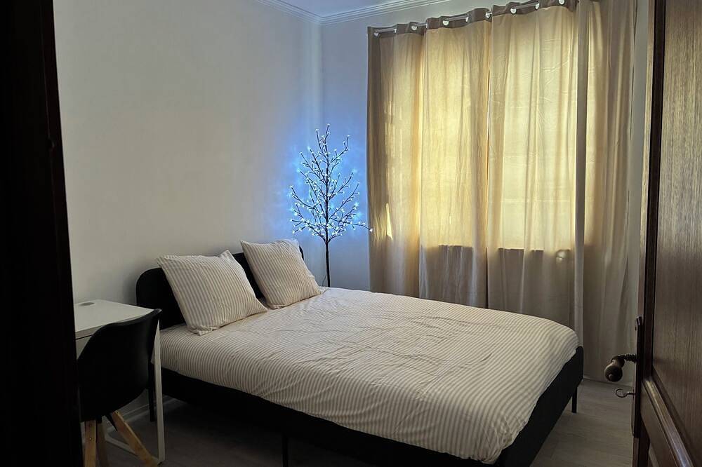 Private room in shared house - peaceful & warm atmosphere in Bron, Rhône