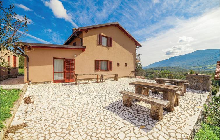 Geräumige 2-Zimmer-Wohnung mit Pool, Terrasse und WLAN in Crni Kal, Lika-Senj