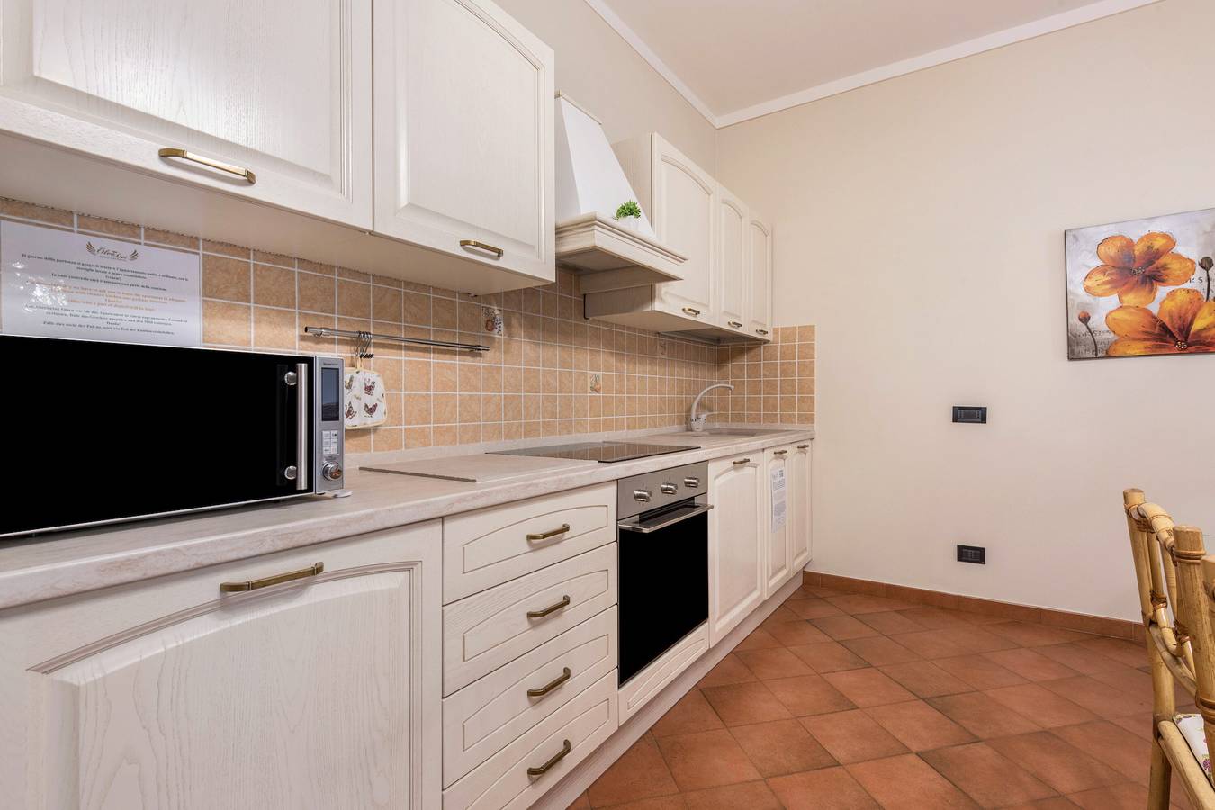 Apartamento entero, Apartamento 'Ares - Oleadei' con vistas a las montañas, Wi-Fi y aire acondicionado in San Felice del Benaco, Montañas Garda