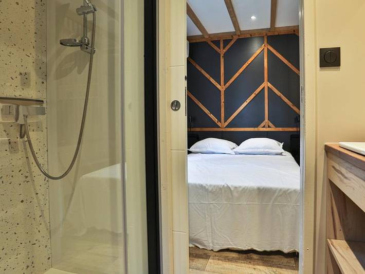 Flower Camping Les Dunes - Chalet 2 personas - Bois Premium 16m² - 1 habitación + terraza cubierta 8m² + Tv + Clim in Longeville-sur-Mer, Vandea
