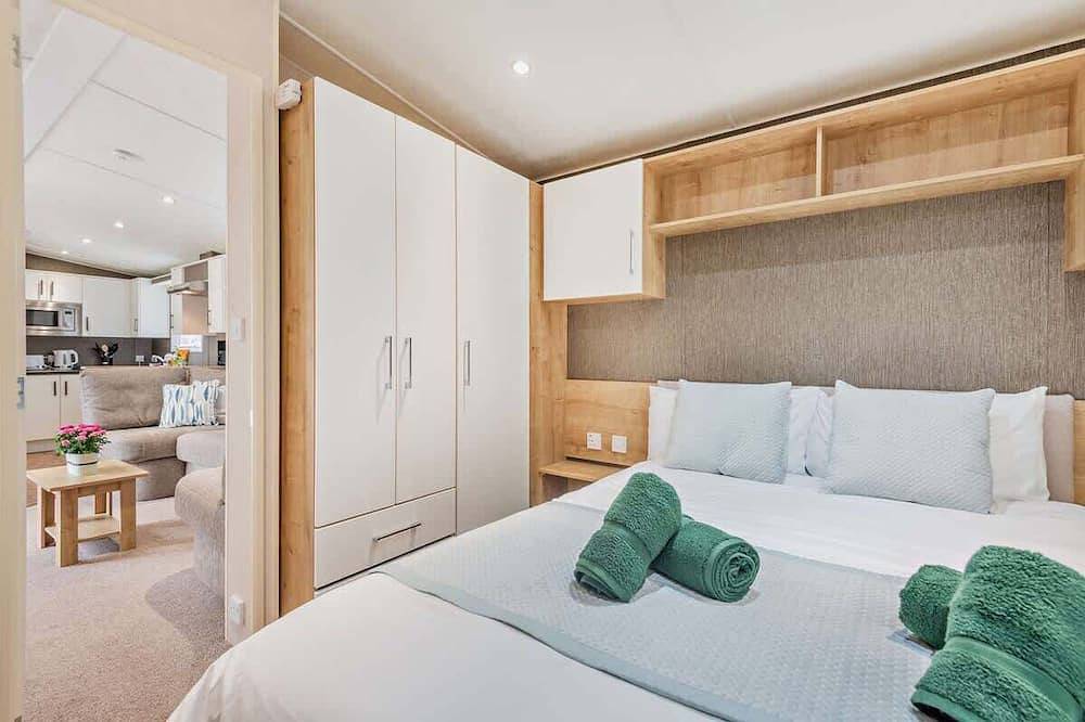 Maple Brook Lodge- Modern Lodge with Deck Near New Forest & Beach in Milford-on-Sea, Hampshire