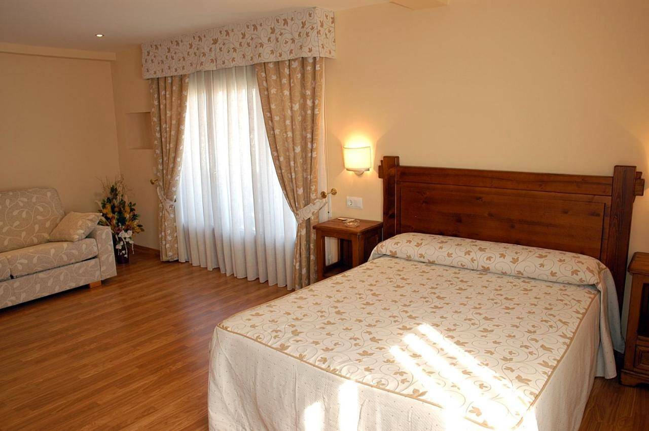 Aparthotel Tres Caminos in El Grado, Pyrénées Aragonaises
