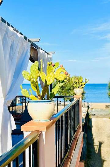 Location de vacances pour 6 personnes, avec vue et balcon à Agnone Bagni