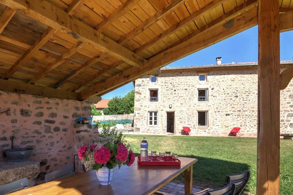 Gîte La Liesse avec 4 chambres, cheminée, jardin et animaux acceptés in La Valla-sur-Rochefort, Montbrison
