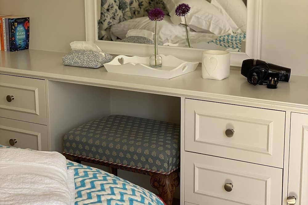 Spacious 5* guest house with private tennis court and beautiful gardens in Cirencester, Gloucestershire