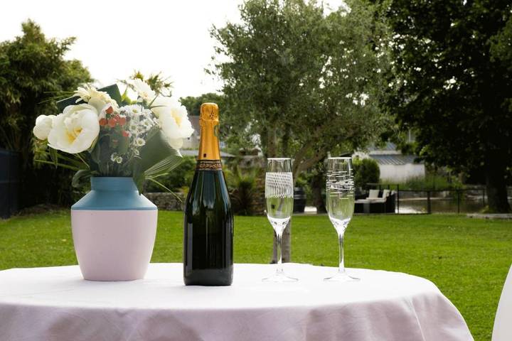 Chambre d’hôte pour 2 personnes, avec Terrasse et Jacuzzi ainsi que Jardin et Piscine
