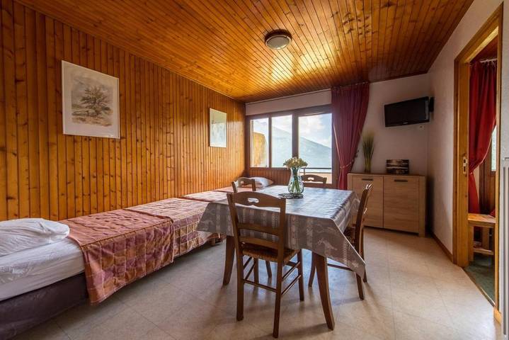 Gîte pour 7 personnes, avec terrasse ainsi que vue et jardin à Montricher-Albanne - 4