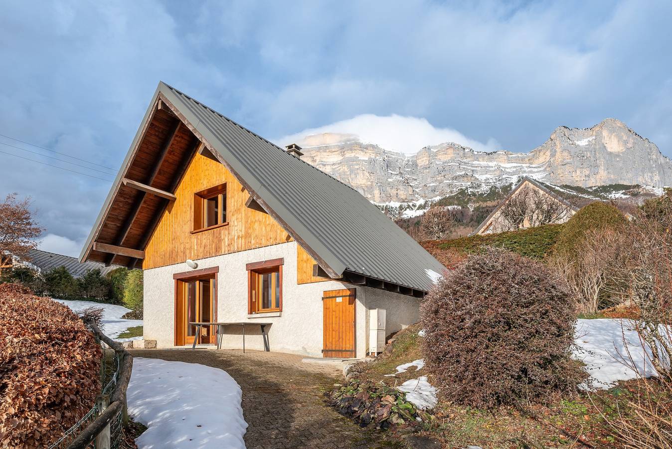 Chalet 'Chartrousin': Mountain View, Private Terrace & Wi-Fi in Saint-Hilaire (Isère), Isère