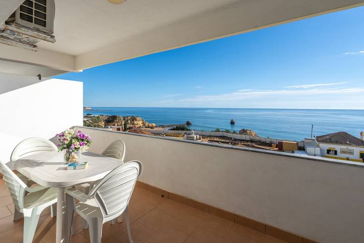 Entire apartment, Apartment 'Apartamento Frente Mar' with Sea View, Wi-Fi and Air Conditioning in Praia da Rocha, Portimão