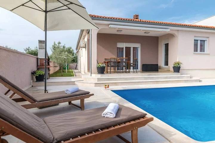 Villa für 6 Personen, mit Pool und Garten sowie Terrasse - 1
