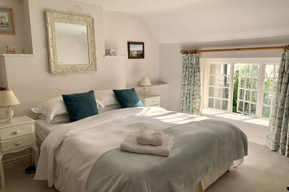 2 minutes to the park & High Street! Family-sized thatched country cottage in Shaftesbury, Dorset