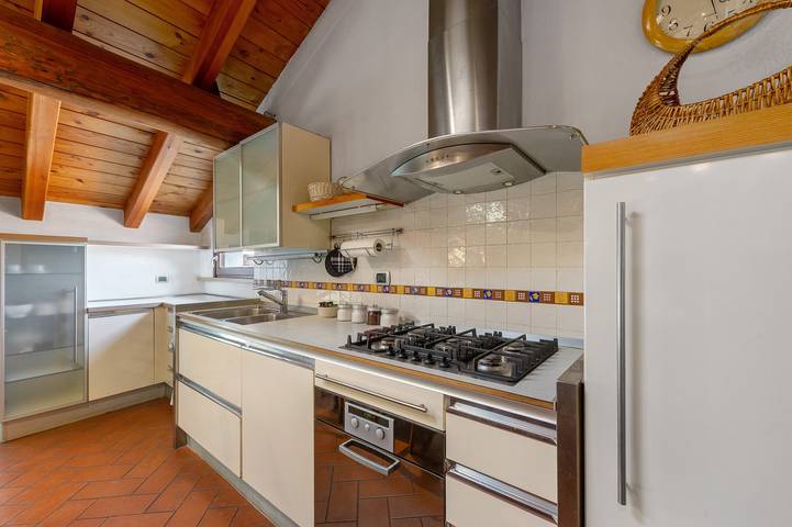 Hel lejlighed, 'The Traveler’s Attic' Apartment with Mountain View, Private Terrace and Wi-Fi in Pont-Saint-Martin (Aosta), Comune di Pont-Saint-Martin