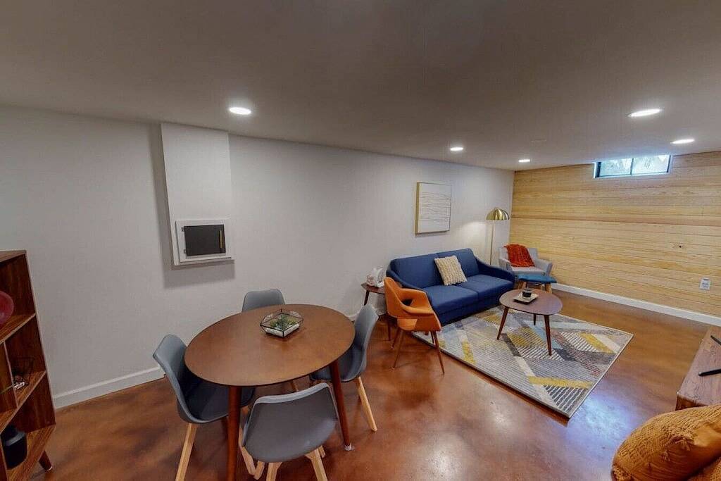 Stylish Mid-Century Home | 4Br | 2 King Beds | Sleeps 10 | Big Backyard in Wichita, Kansas