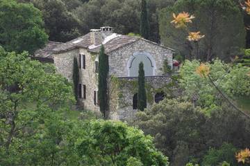 Gîte pour 10 personnes, avec jardin à Montclus
