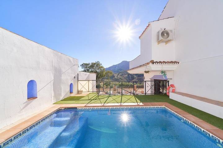Casa rural para 12 personas, con piscina además de jardín y vistas en Carratraca