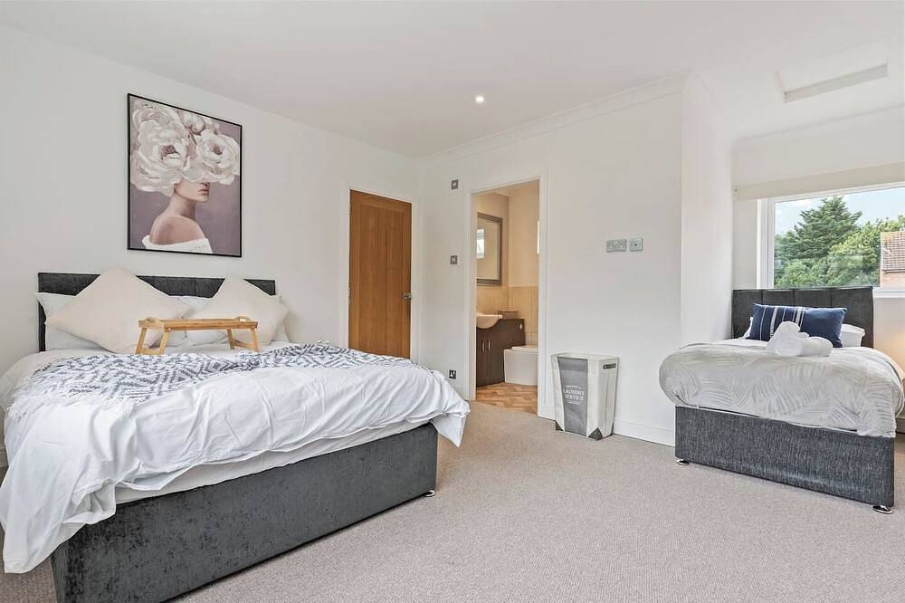 Charming House • Sleeps 9 • Pool Table • Large Garden • Driveway Parking in Malvern, Worcestershire