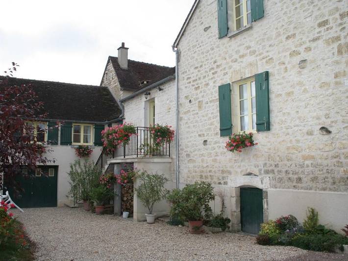 Family house, 3 bedrooms, enclosed garden, near Chablis, WIFI, pets allowed in Vézinnes, Avallon region
